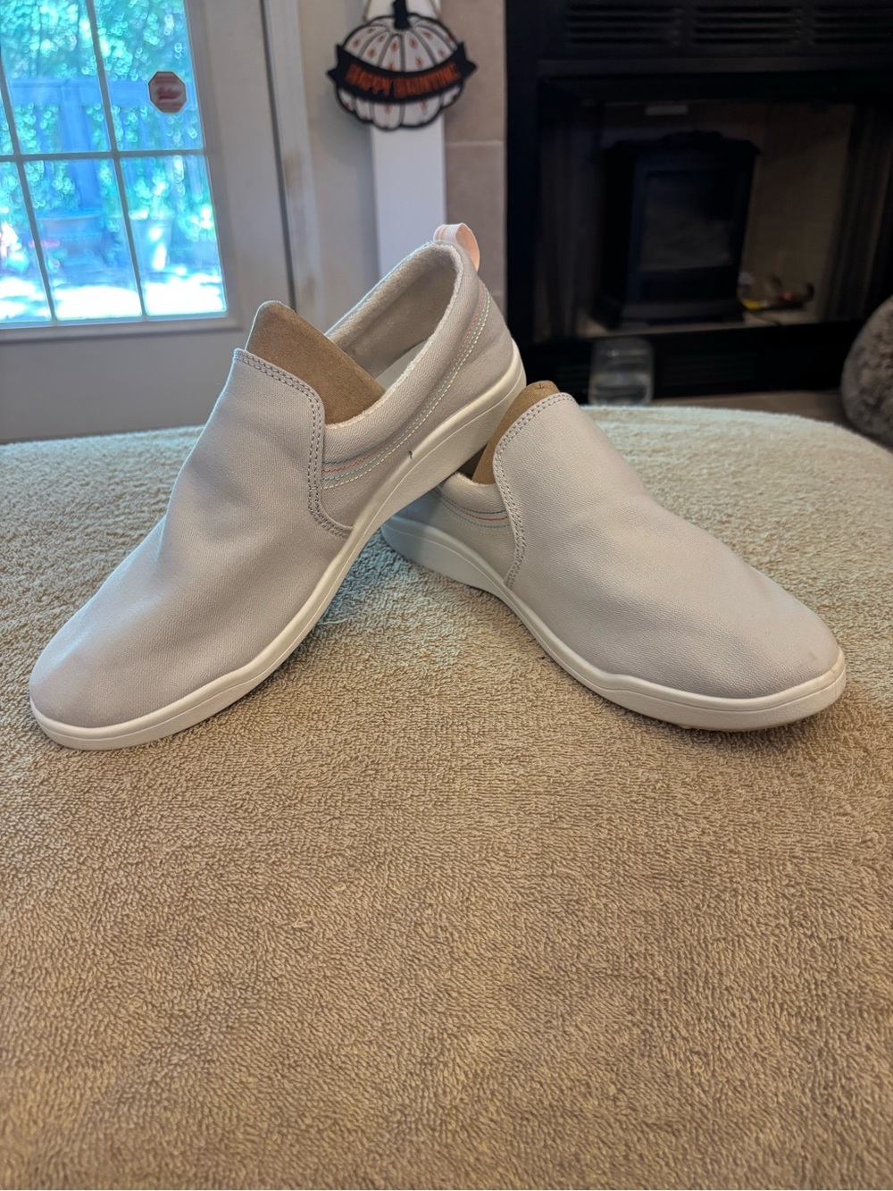 Vionic Slip-On Loafers in Light Gray w Accent Sz 9.5